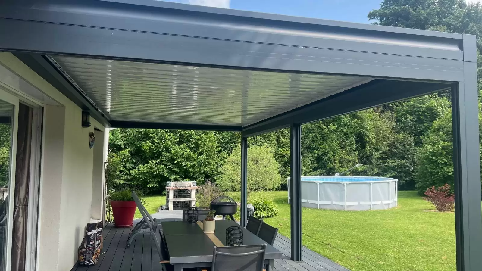 Envie d'aménager votre extérieur avec la pergola bioclimatique signée Vallée de Seine Rénovation à Yainville Envie d'aménager votre extérieur avec la pergola bioclimatique signée Vallée de Seine Rénovation à Yainville