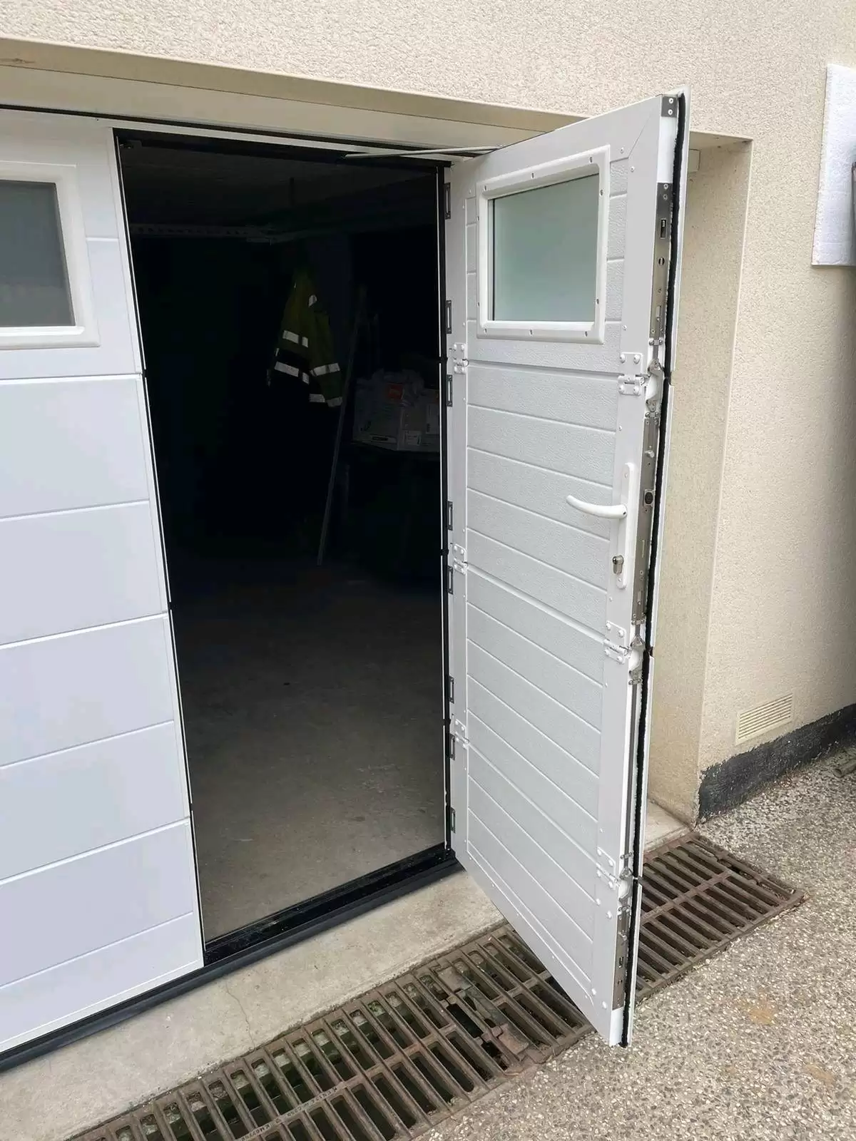 Installation d’une porte de garage sectionnelle plafond à Valliquerville dans le 76 Installation d’une porte de garage sectionnelle plafond à Valliquerville dans le 76
