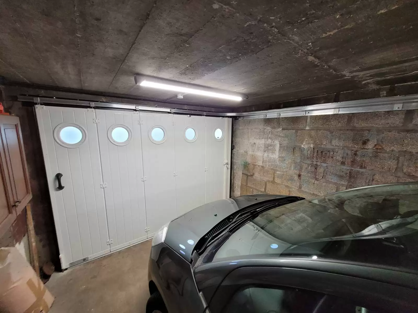 Entreprise pour l'installation d'une porte de garage en aluminium latérale avec hublot à Bihorel Entreprise pour l'installation d'une porte de garage en aluminium latérale avec hublot à Bihorel