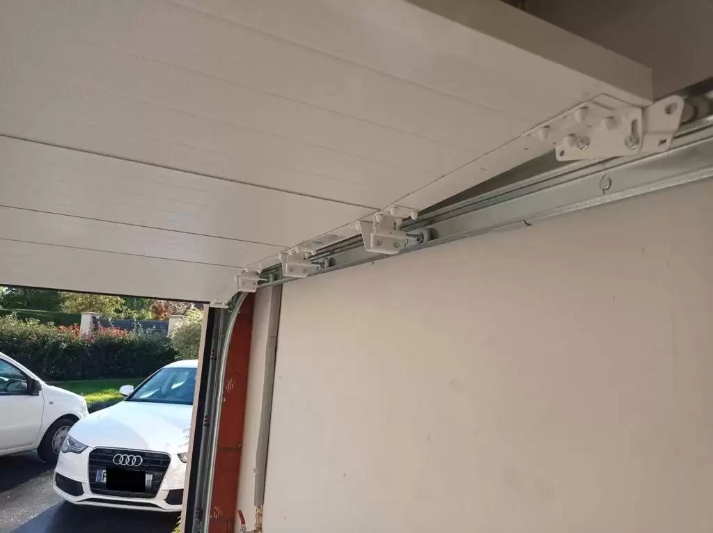 Fourniture et pose d'une porte de garage motorisé refoulement plafond à Yvetot Fourniture et pose d'une porte de garage motorisé refoulement plafond à Yvetot