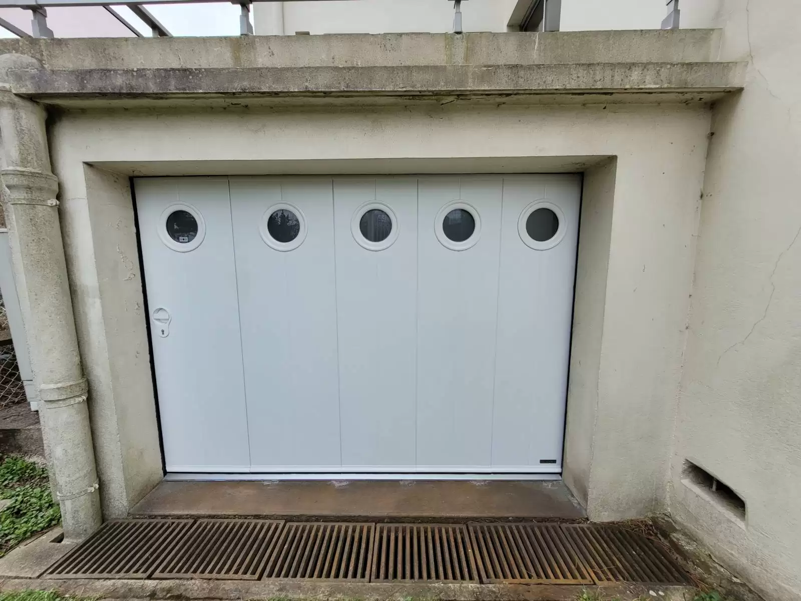 Entreprise pour l'installation d'une porte de garage en aluminium latérale avec hublot à Bihorel Entreprise pour l'installation d'une porte de garage en aluminium latérale avec hublot à Bihorel