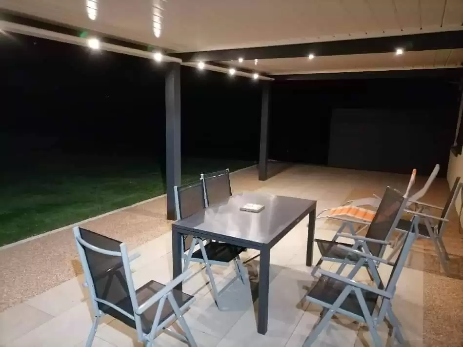 Fourniture et pose d’une pergola bioclimatique à Mesnières en Bray dans le 76 Fourniture et pose d’une pergola bioclimatique à Mesnières en Bray dans le 76
