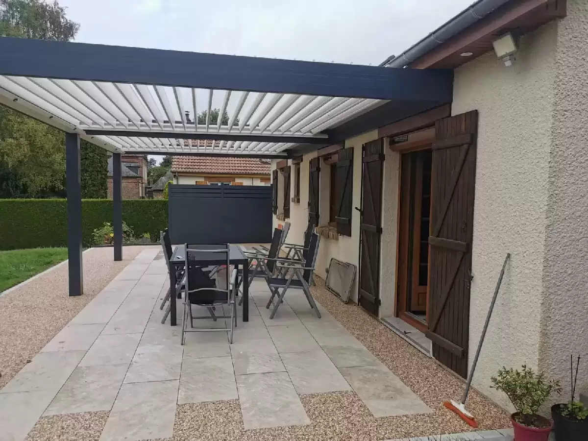 Fourniture et pose d’une pergola bioclimatique à Mesnières en Bray dans le 76 Fourniture et pose d’une pergola bioclimatique à Mesnières en Bray dans le 76