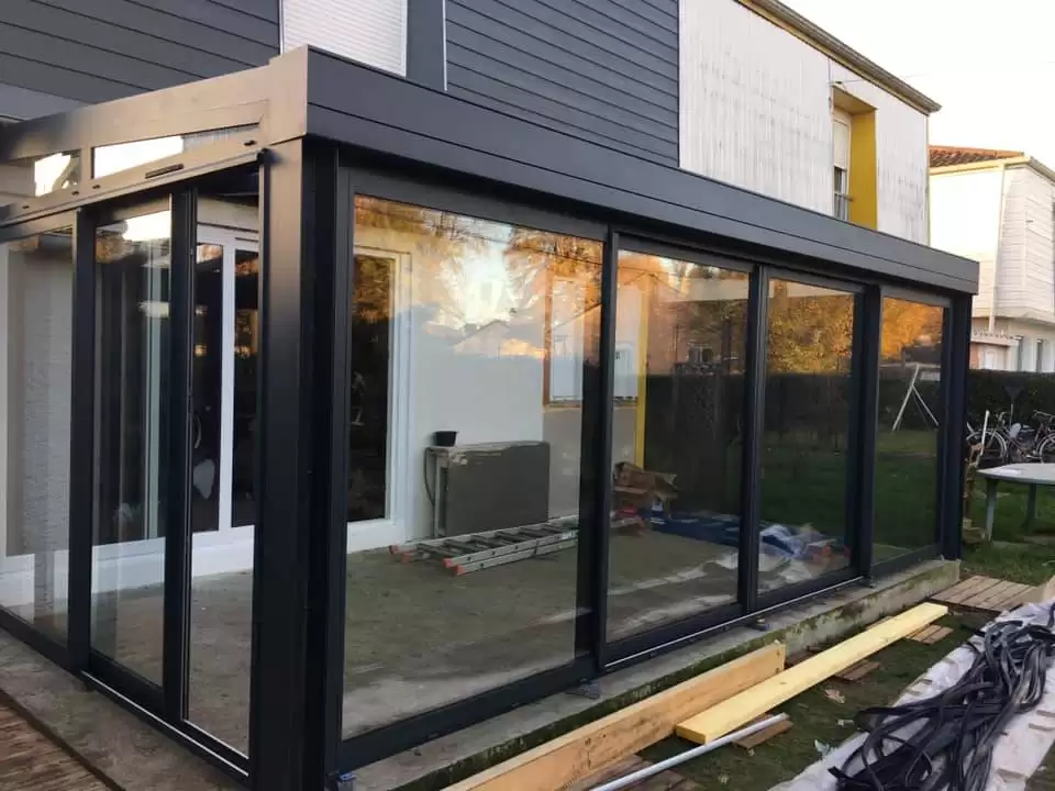 Vente et installation d'une véranda aluminium pour maison contemporaine à Barentin proche Rouen en Normandie Vente et installation d'une véranda aluminium pour maison contemporaine à Barentin proche Rouen en Normandie