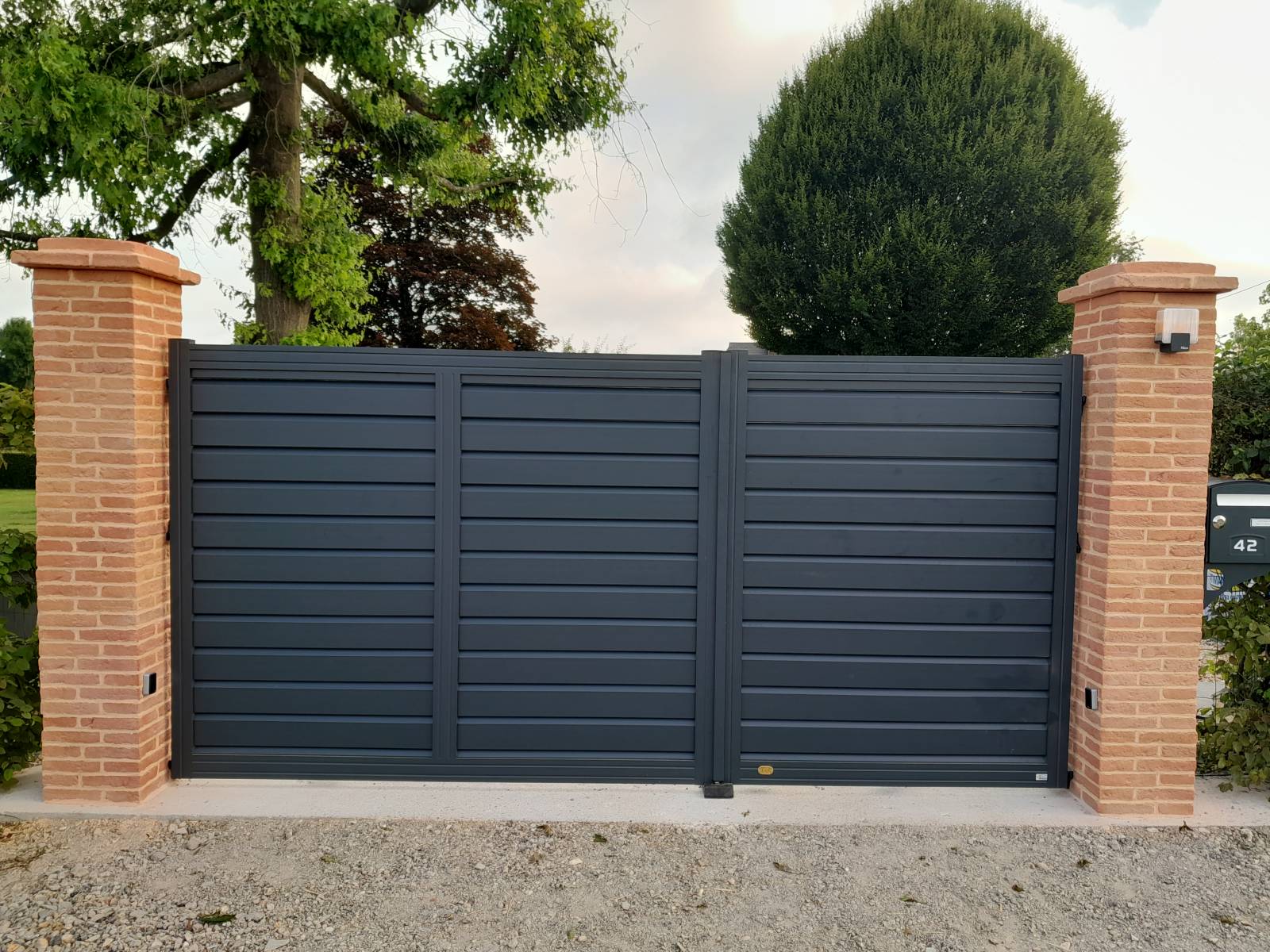 Fourniture d’un portail en aluminium gris anthracite au Tronquay dans le 27