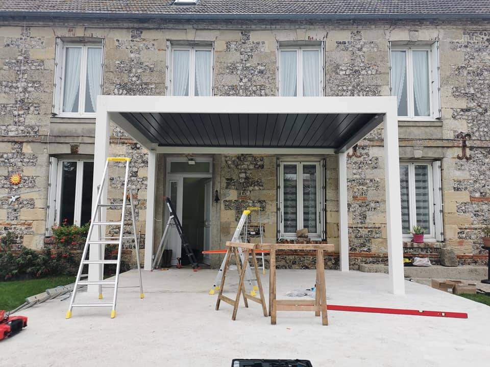 Pose d’une pergola bioclimatique à Saint Aubin sur Scie en Seine-Maritime (76)