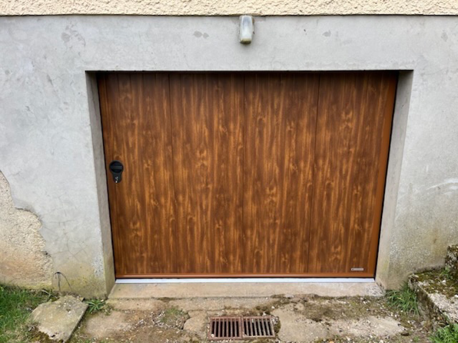 Remplacement d’une porte de garage latérale secteur Dieppe couleur chêne.