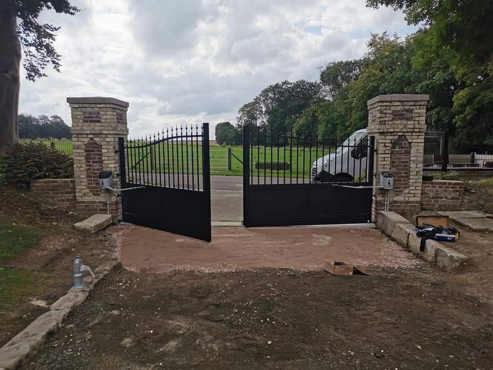 Installation d'un portail motorisé en aluminium