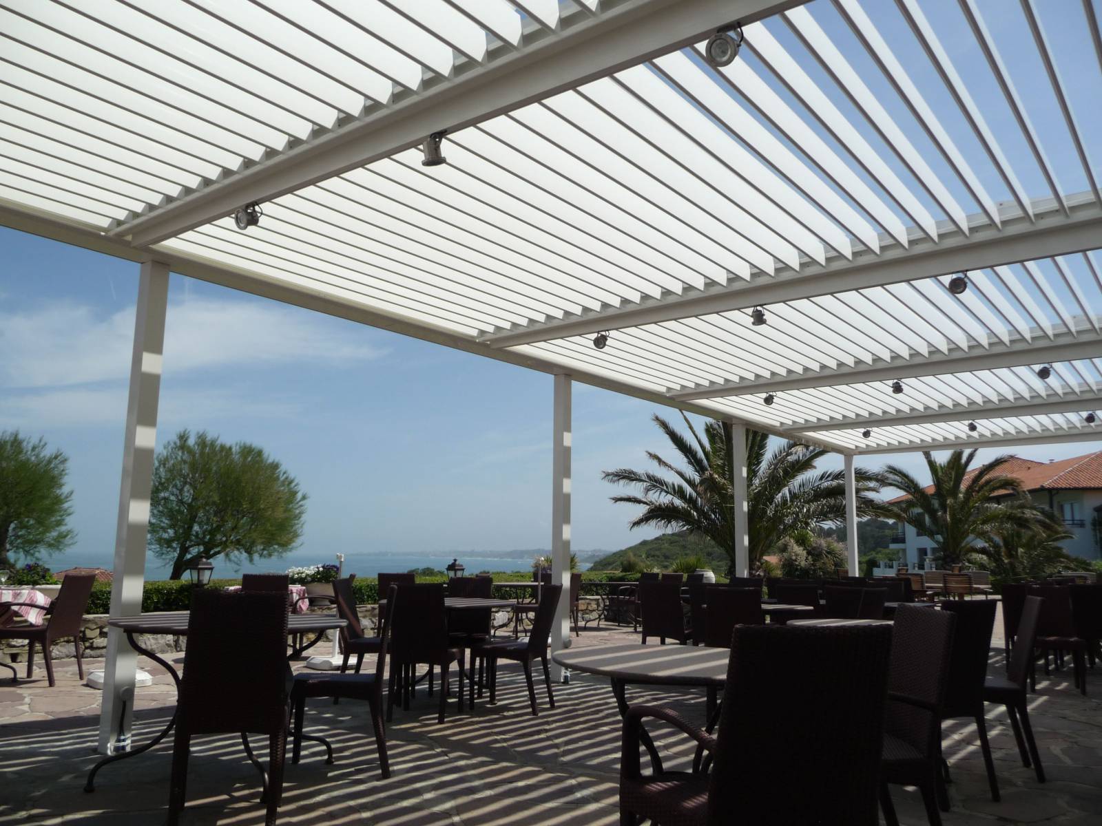 Pergola bioclimatique aluminium Blanc proche de Rouen 76