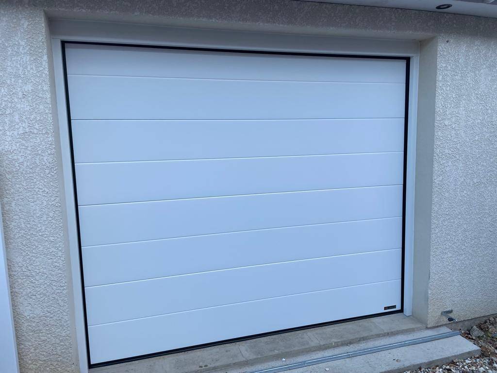 Installation d'une porte de garage électrique blanche à Elbeuf
