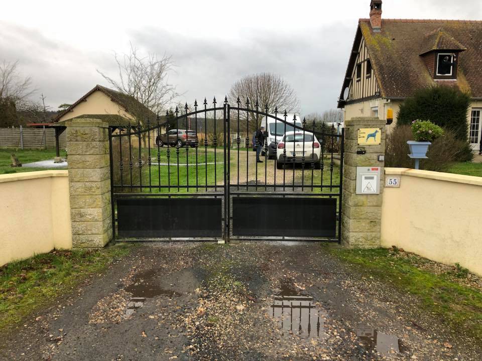 Pose d'un portail électrique en PVC blanc à côté de Barentin 76360