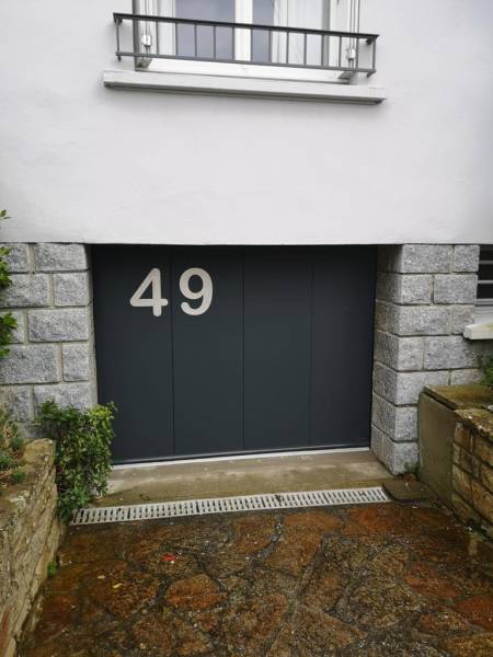 Choisir sa porte de garage en aluminium et ses options