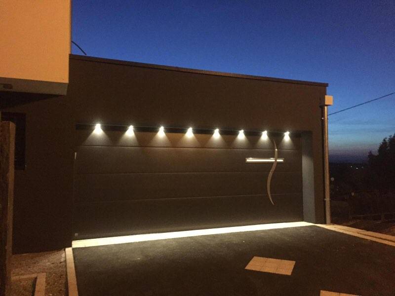 Choisir sa porte de garage en aluminium et ses options