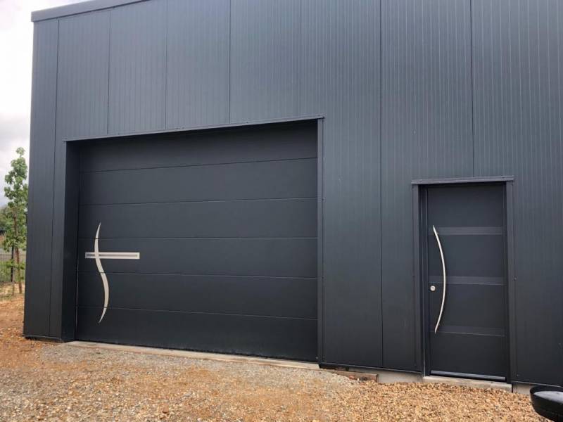 Choisir sa porte de garage en aluminium et ses options