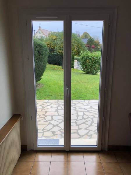 Installation de menuiseries en PVC blanc dans une maison à Montigny 76