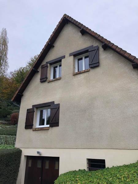 Installation de menuiseries en PVC blanc dans une maison à Montigny 76