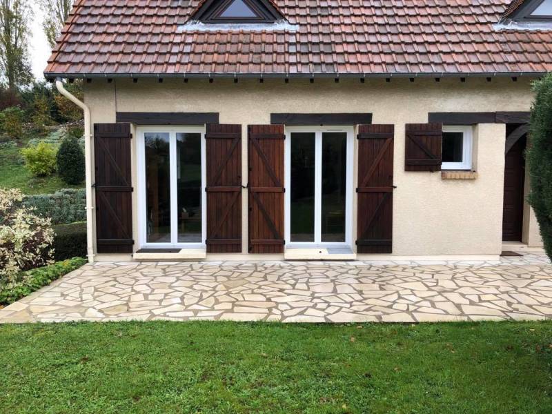 Installation de menuiseries en PVC blanc dans une maison à Montigny 76