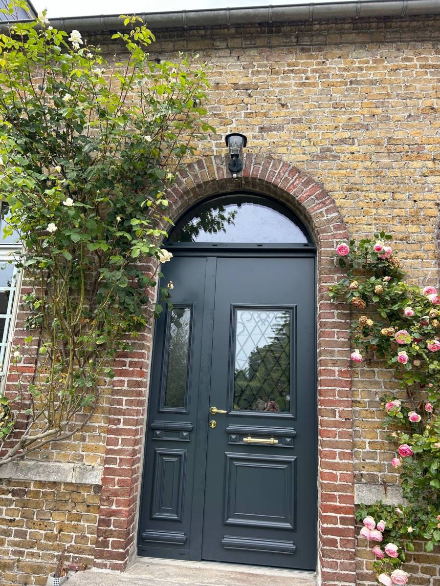 Installation d'un porte d'entrée monobloc en aluminium RAL 7016 sur Yerville 76160