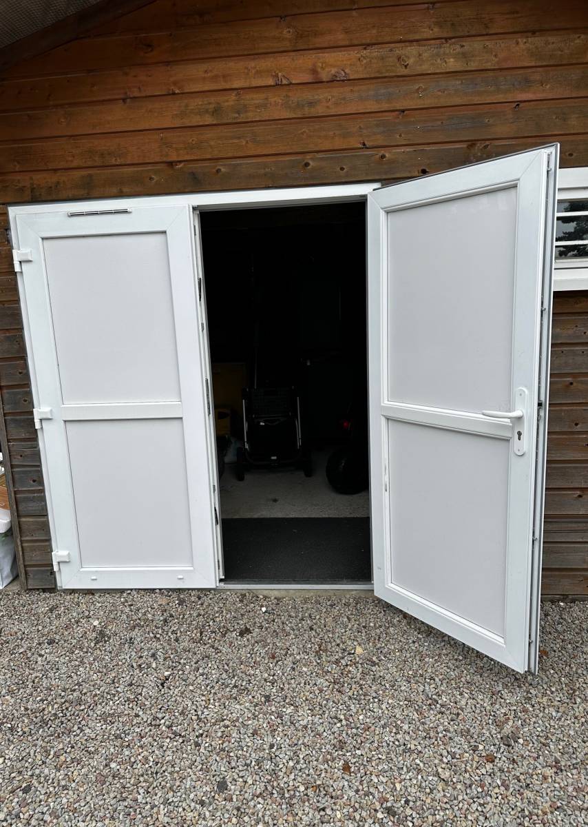 Porte de service ouverte en PVC blanc sur Saint Jacques sur Darnétal 76160 