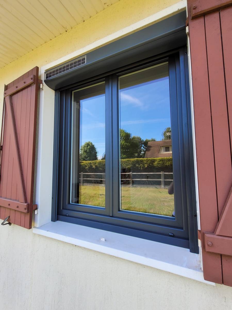 Fourniture et pose de menuiserie PVC 7016 avec volets roulants solaires proche d'Yvetot 