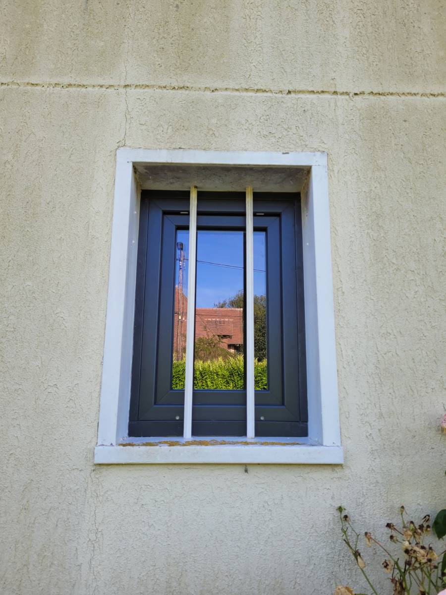 Fourniture et pose de menuiserie PVC 7016 avec volets roulants solaires proche d'Yvetot 