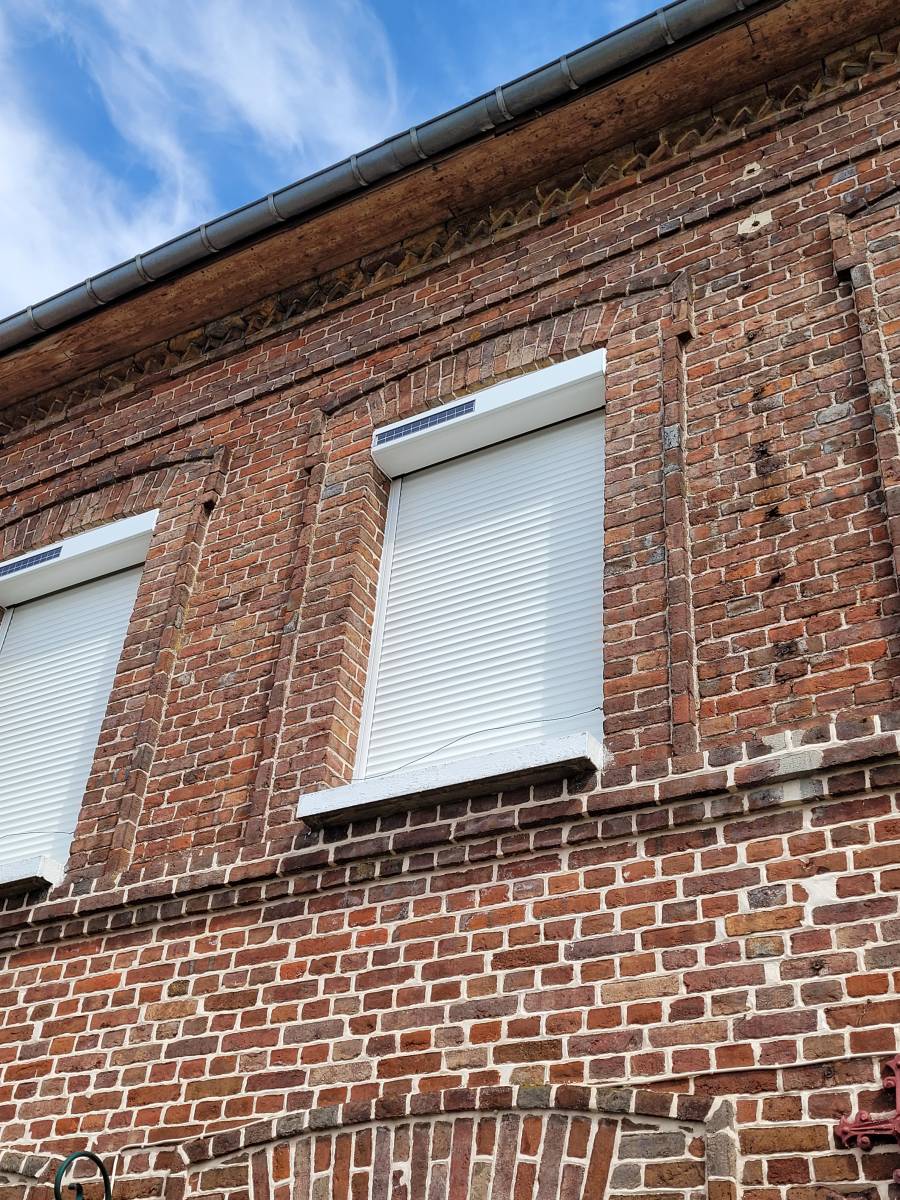 Installation de volets roulants solaires blanc à Anneville-Ambourville (76) 