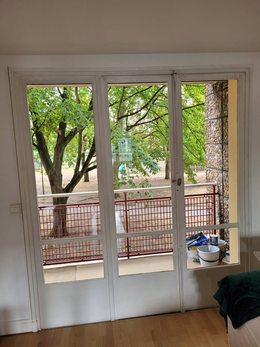 Pose d'une porte-fenêtre PVC avec un châssis fixe blanc à Sotteville-lès-Rouen 