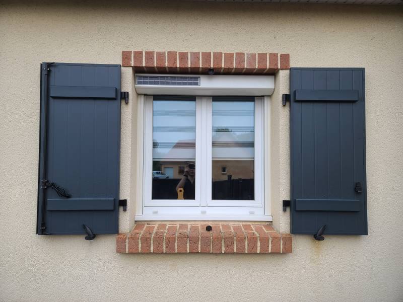 Fourniture et pose de volets battants gris anthracite au Grandes-Ventes dans le 76