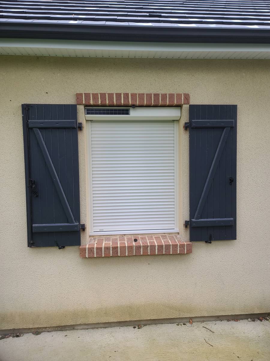 Fourniture et pose de volets battants gris anthracite au Grandes-Ventes dans le 76