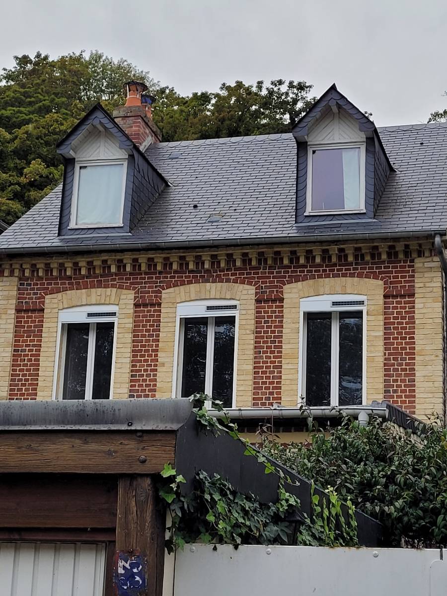 Fourniture et installation de volets roulants solaires avec habillages des cintres à Canteleu 
