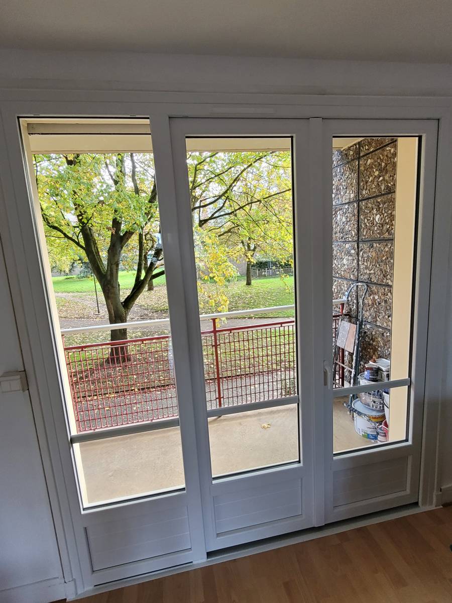 Pose d'une porte-fenêtre PVC avec un châssis fixe blanc à Sotteville-lès-Rouen 