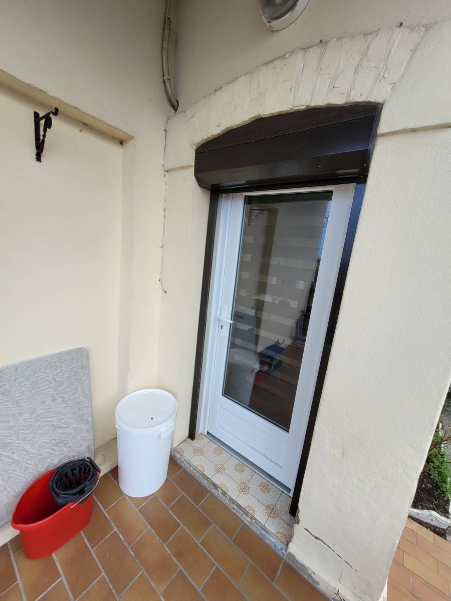 Fourniture et pose de volets roulants électriques marron au Trait 