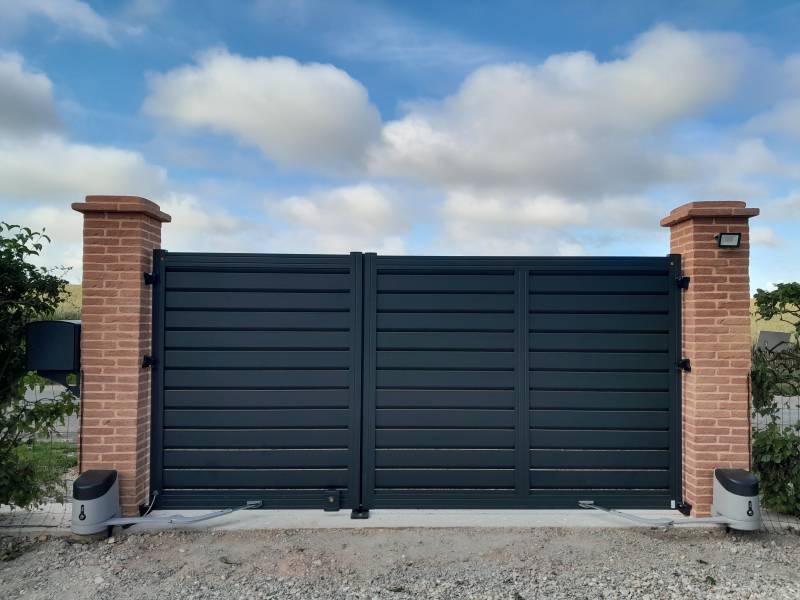 Fourniture d’un portail en aluminium gris anthracite au Tronquay dans le 27
