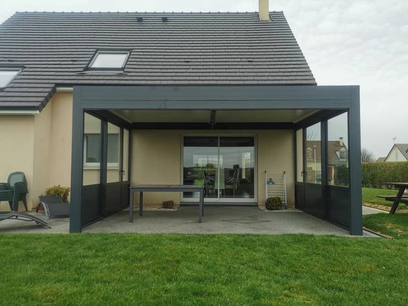 Pose d’une pergola bioclimatique en Seine-Maritime (76)