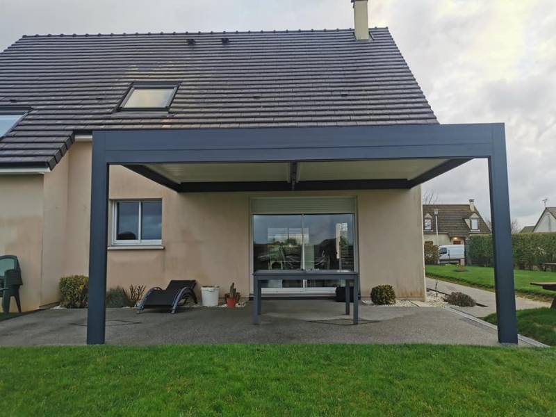 Pose d’une pergola bioclimatique en Seine-Maritime (76)