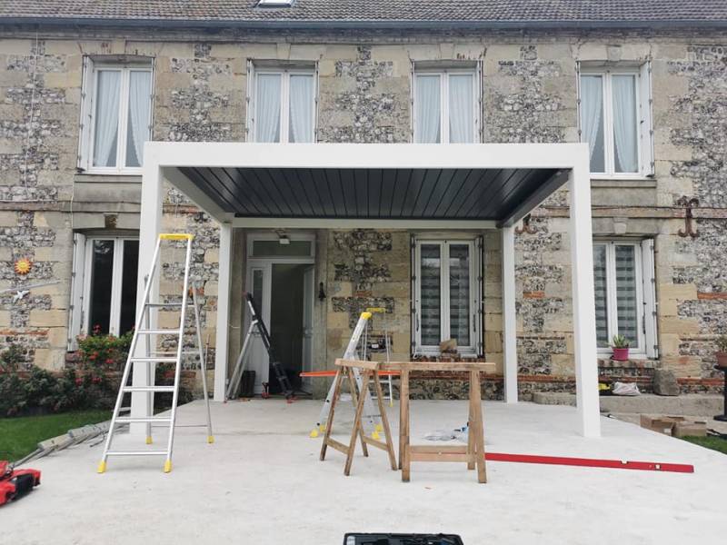 Pose d’une pergola bioclimatique à Saint Aubin sur Scie en Seine-Maritime (76)