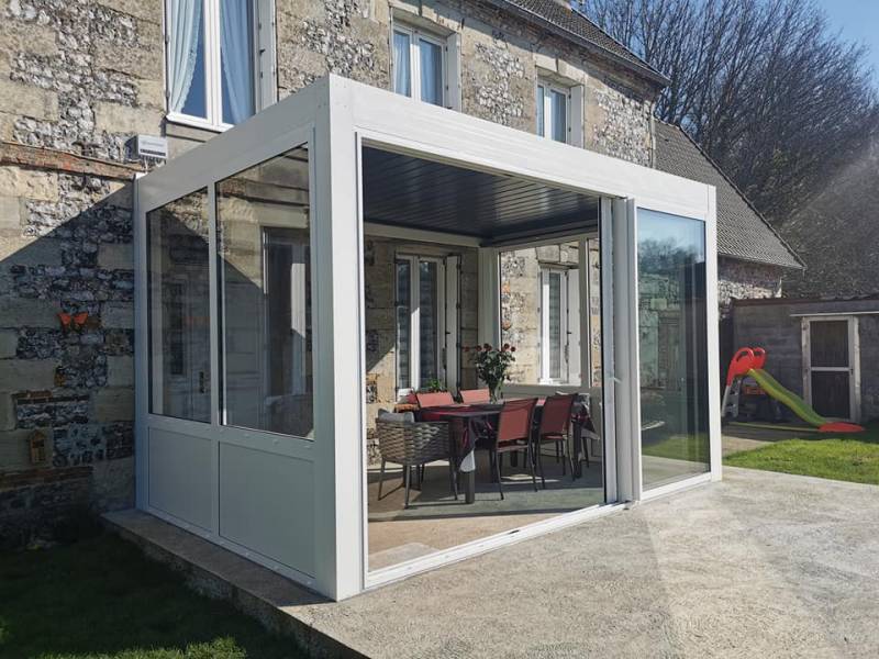 Pose d’une pergola bioclimatique à Saint Aubin sur Scie en Seine-Maritime (76)