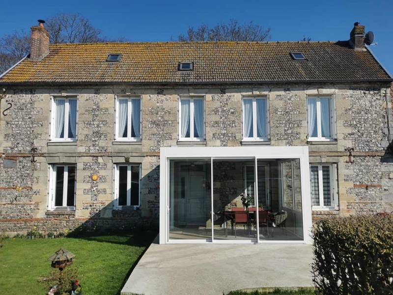 Pose d’une pergola bioclimatique à Saint Aubin sur Scie en Seine-Maritime (76)