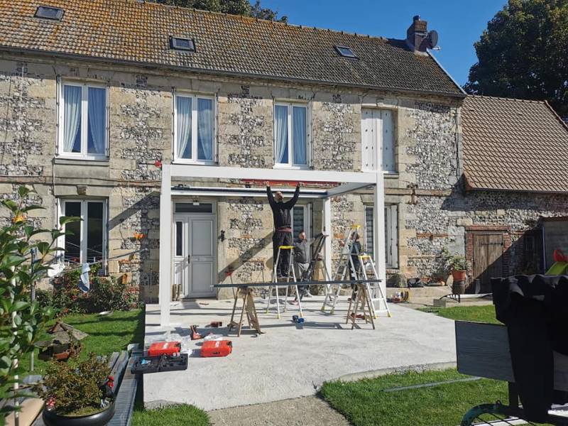 Pose d’une pergola bioclimatique à Saint Aubin sur Scie en Seine-Maritime (76)