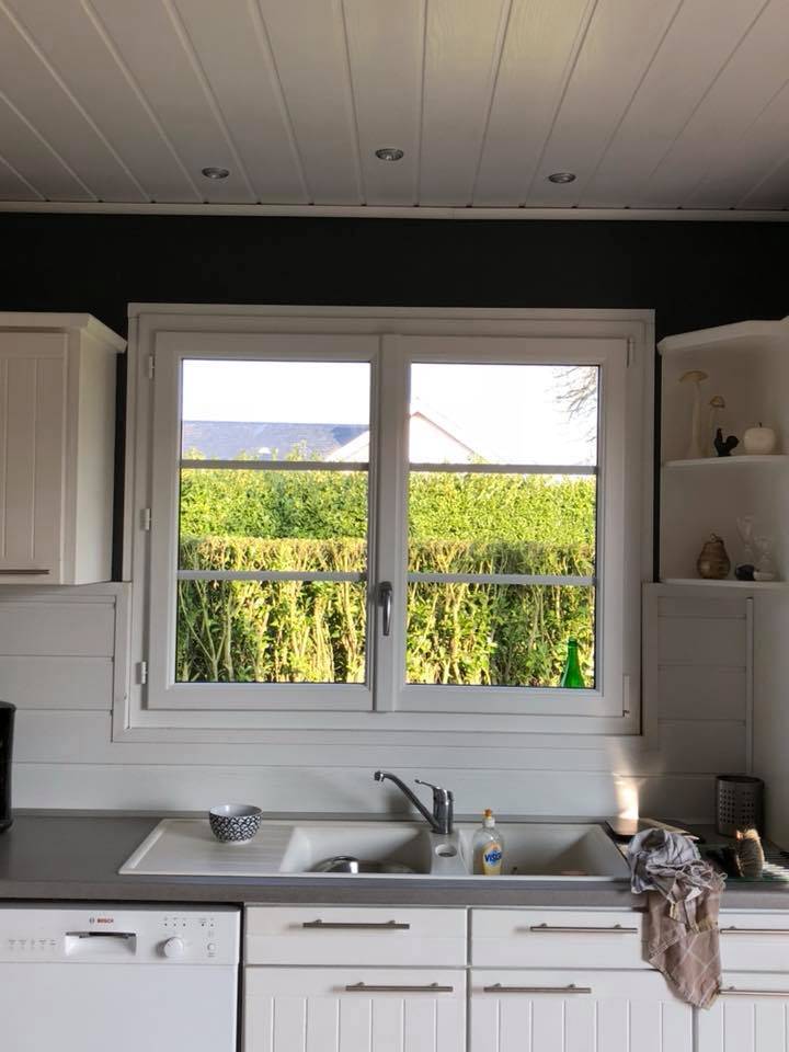 Fourniture et pose de fenêtre PVC blanches, avec des petits bois intégrés proche de Rouen 