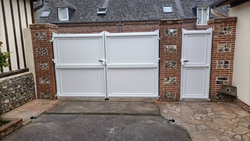 Fourniture et pose d’un portail en PVC blanc avec portillon à Brachy dans le 76