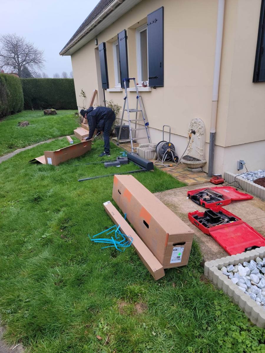 Fourniture et pose de volets roulants solaires gris anthracite à Hénouville dans le 76