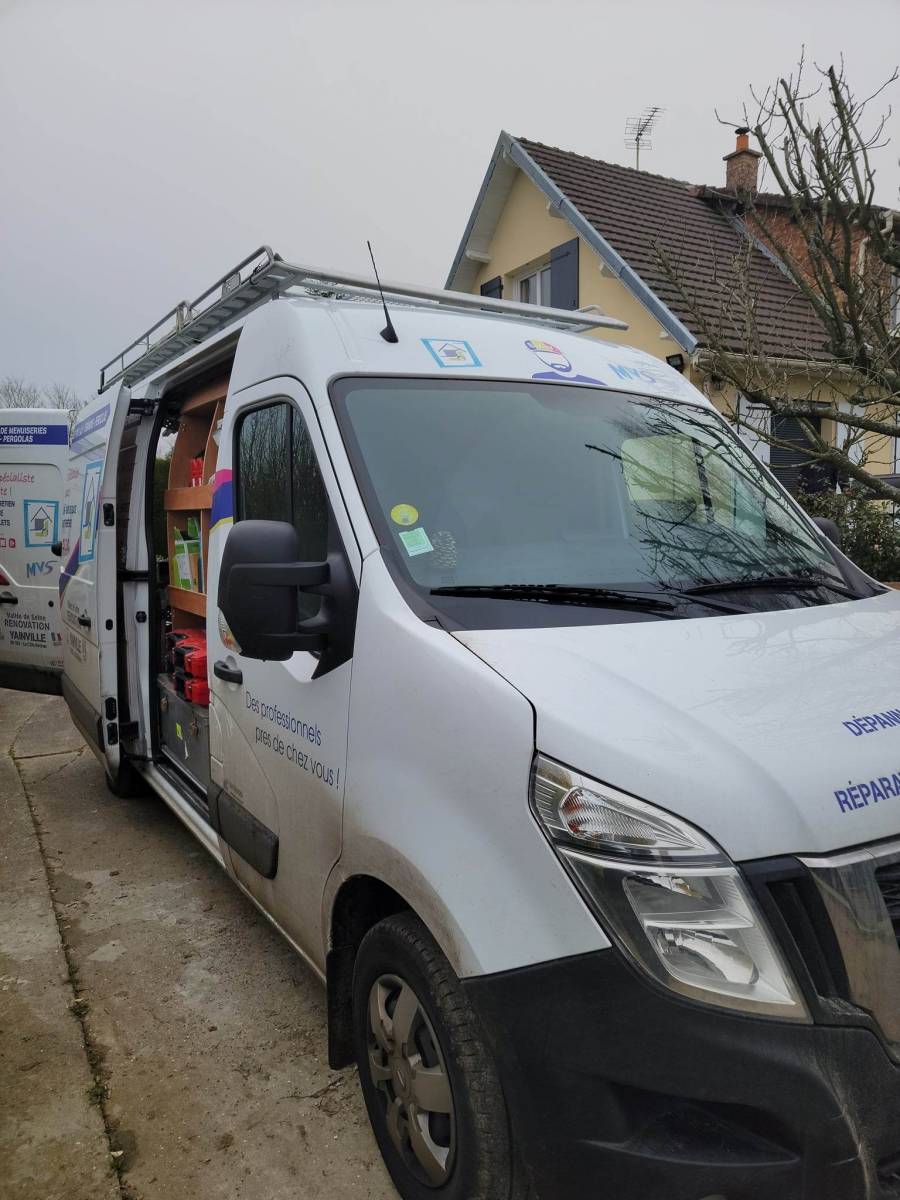 Fourniture et pose de volets roulants solaires gris anthracite à Hénouville dans le 76