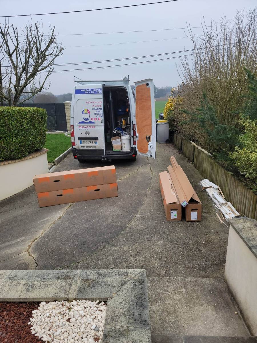 Fourniture et pose de volets roulants solaires gris anthracite à Hénouville dans le 76