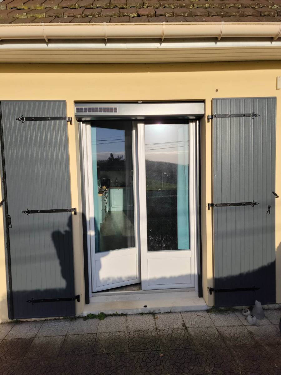 Fourniture et pose de volets roulants solaires gris anthracite à Hénouville dans le 76
