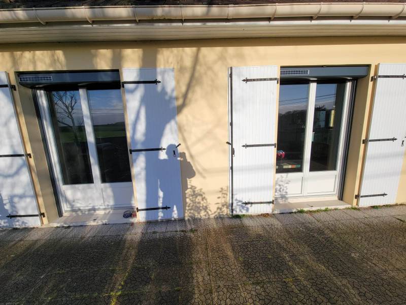Fourniture et pose de volets roulants solaires gris anthracite à Hénouville dans le 76