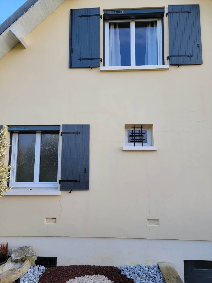 Fourniture et pose de volets roulants solaires gris anthracite à Hénouville dans le 76