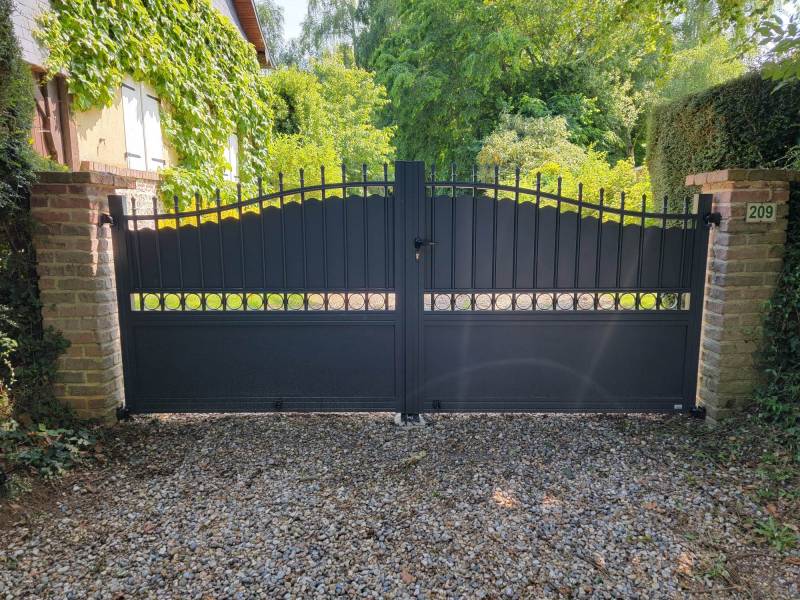 Fourniture et pose d’un portail en aluminium gris anthracite à La Chapelle sur Dun dans le 76