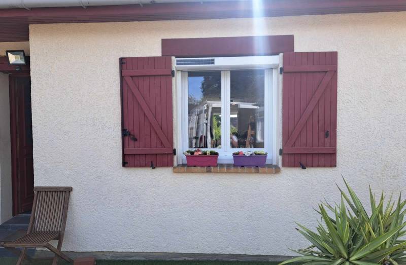 Fourniture et pose de volets roulants solaires blancs proche de Tourville-la-Rivière dans le 76
