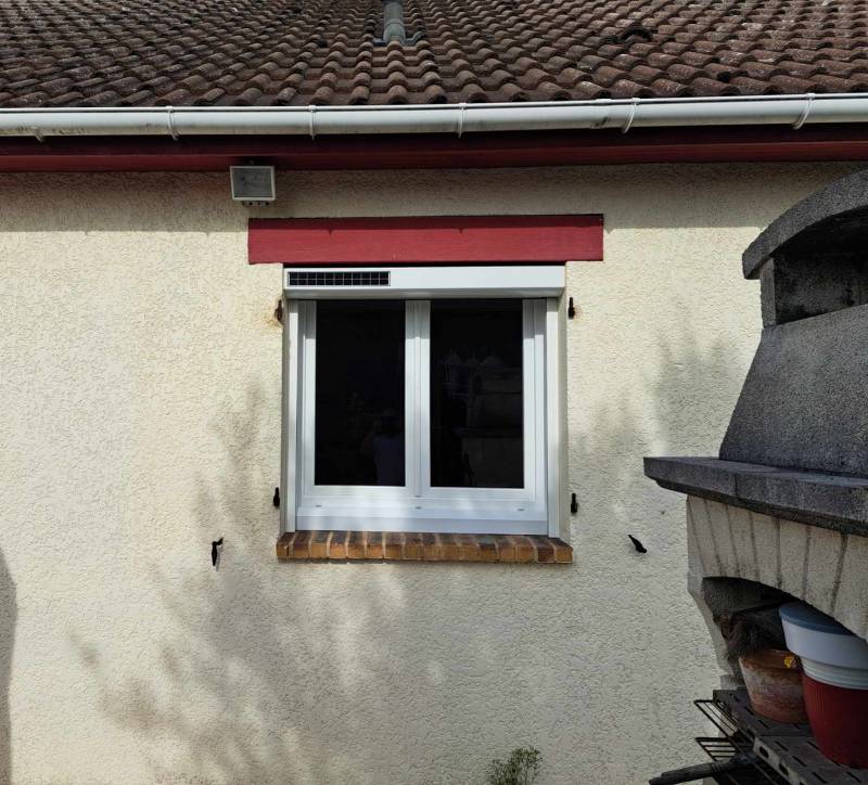 Fourniture et pose de volets roulants solaires blancs proche de Tourville-la-Rivière dans le 76